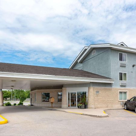 Super 8 By Wyndham Winnipeg West Экстерьер фото