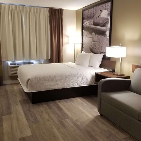 Super 8 By Wyndham Winnipeg West Экстерьер фото