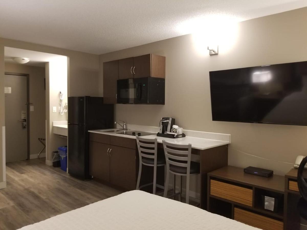 Super 8 By Wyndham Winnipeg West Экстерьер фото