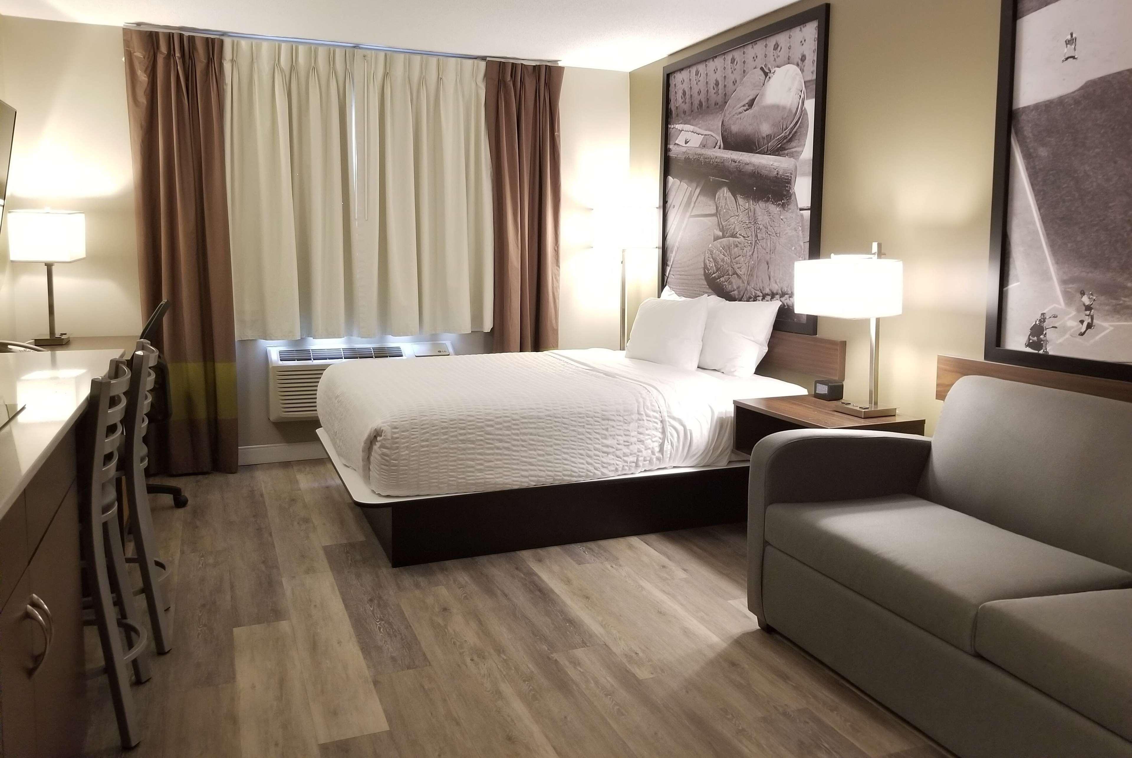 Super 8 By Wyndham Winnipeg West Экстерьер фото