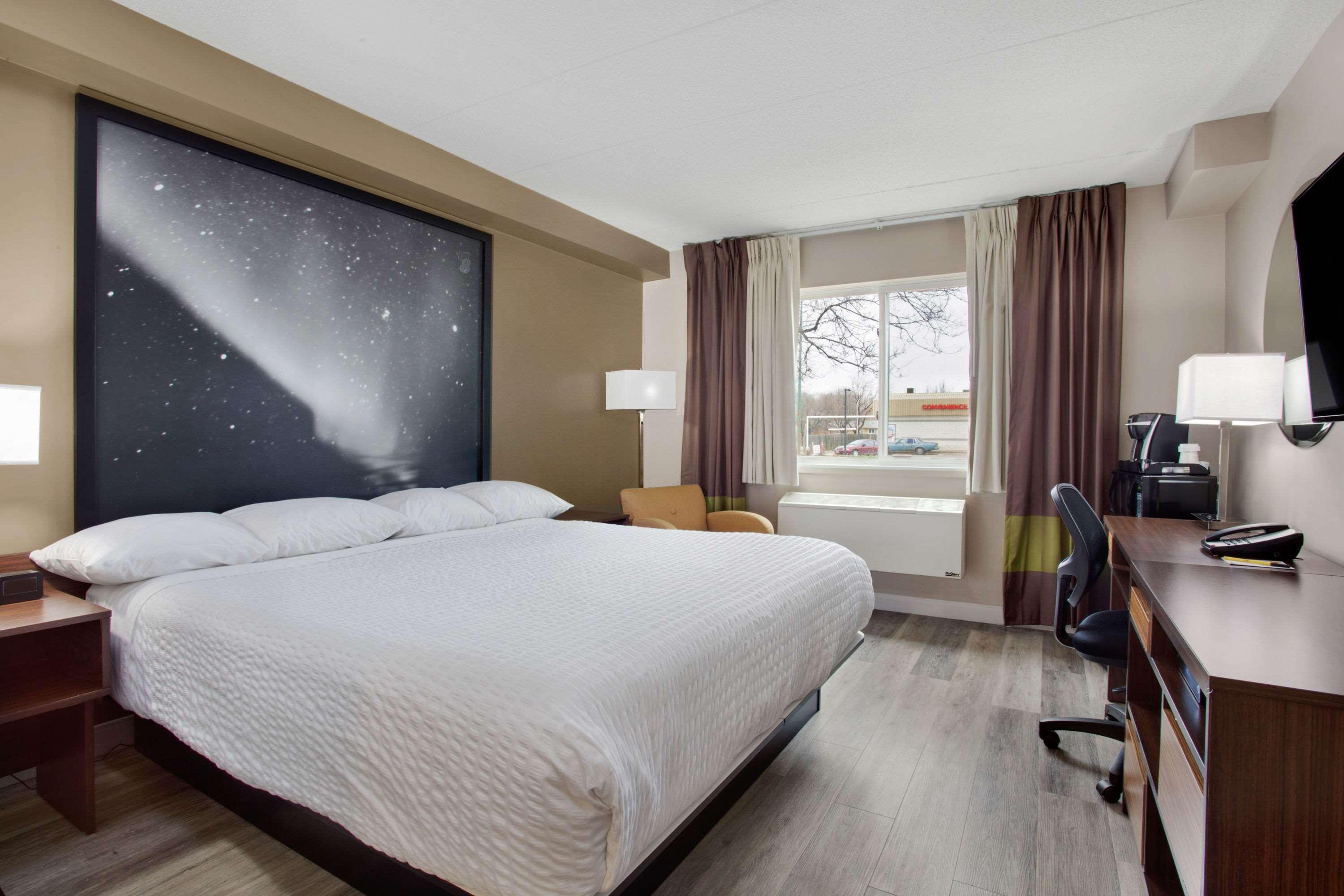 Super 8 By Wyndham Winnipeg West Экстерьер фото