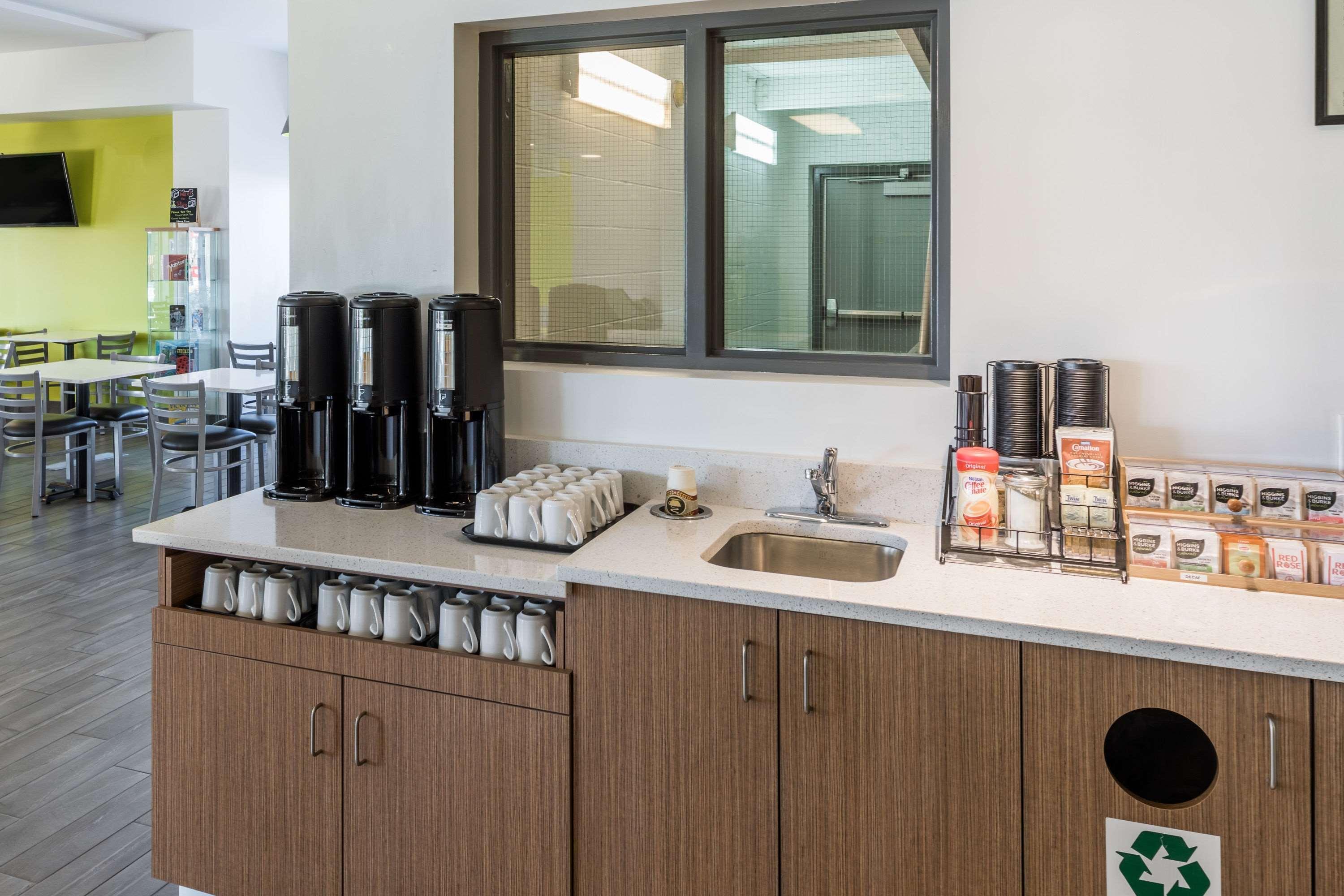 Super 8 By Wyndham Winnipeg West Экстерьер фото