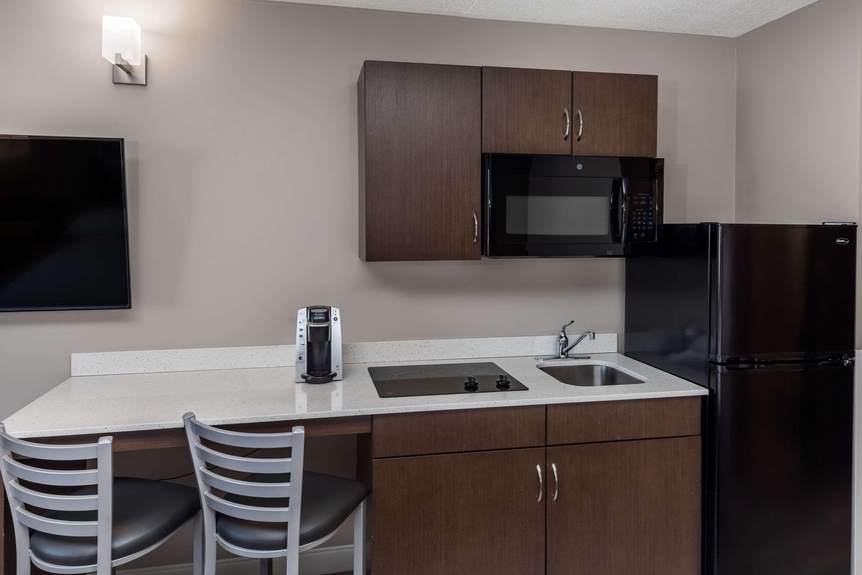 Super 8 By Wyndham Winnipeg West Экстерьер фото
