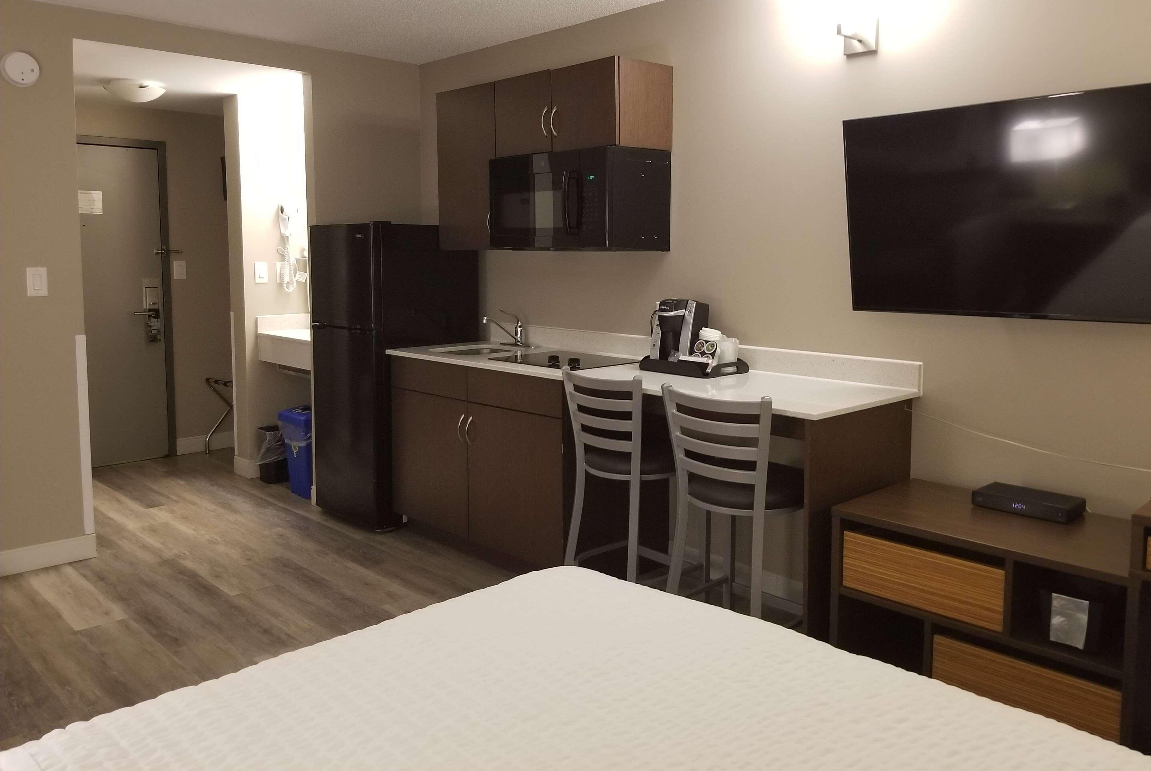 Super 8 By Wyndham Winnipeg West Экстерьер фото