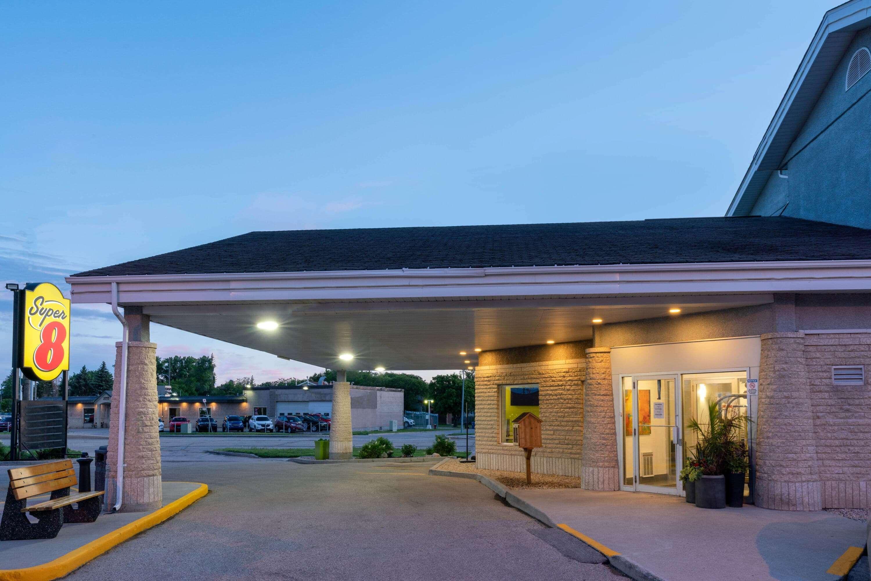 Super 8 By Wyndham Winnipeg West Экстерьер фото