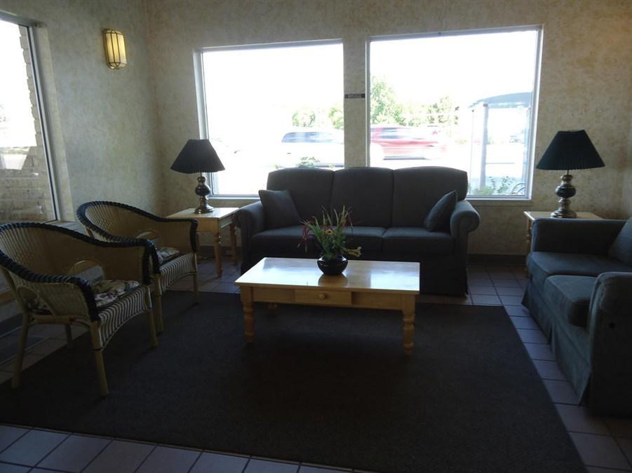 Super 8 By Wyndham Winnipeg West Экстерьер фото