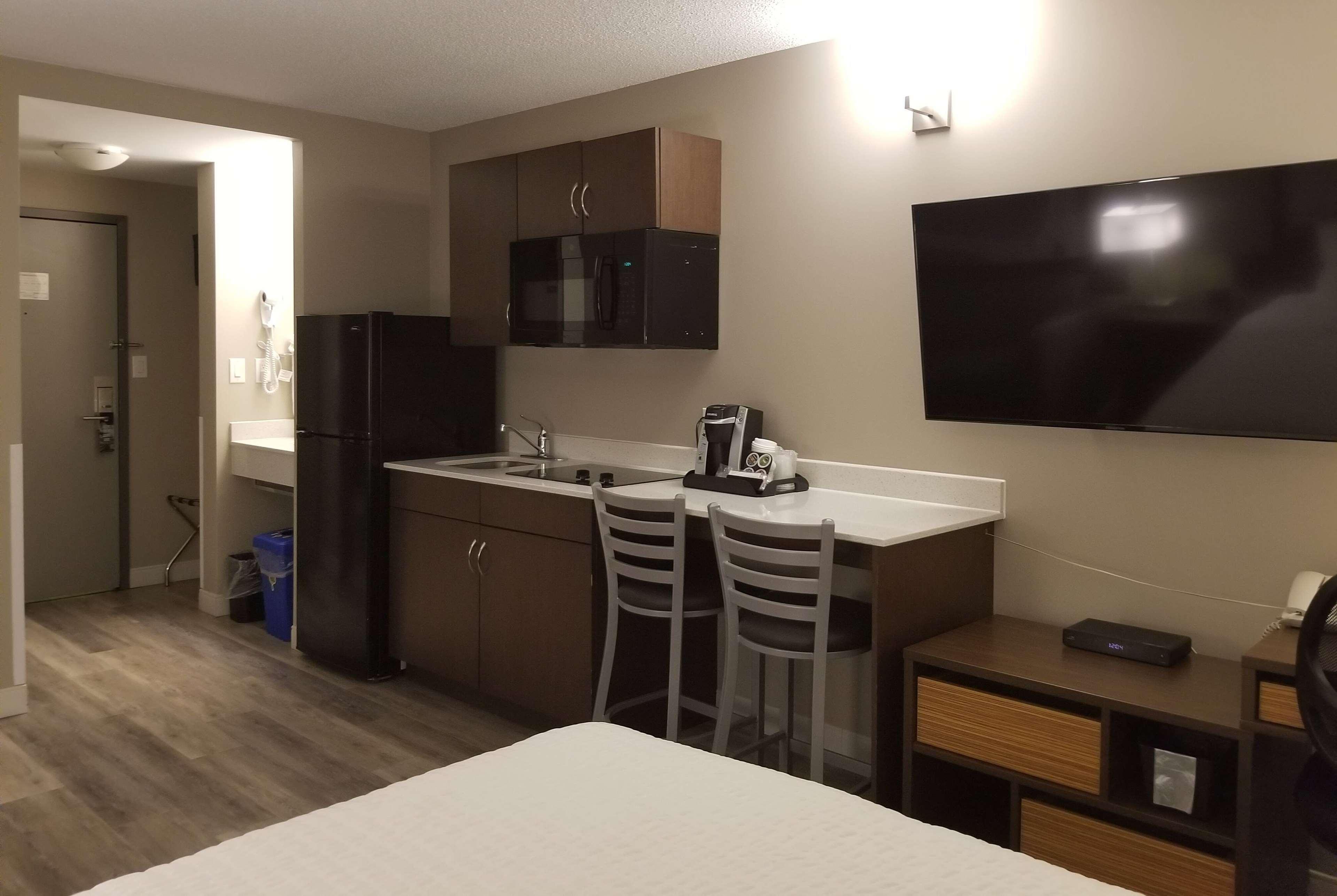 Super 8 By Wyndham Winnipeg West Экстерьер фото