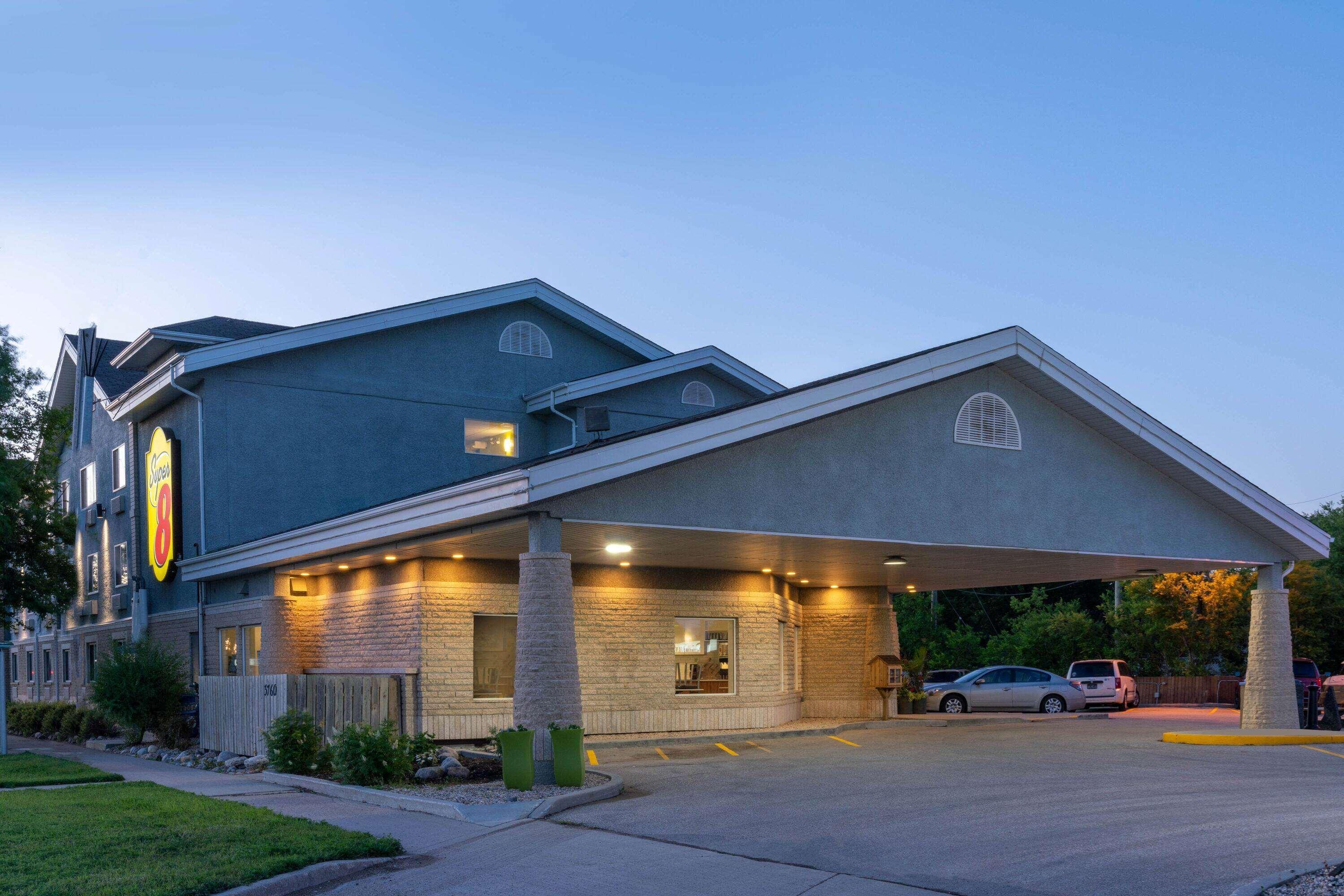 Super 8 By Wyndham Winnipeg West Экстерьер фото