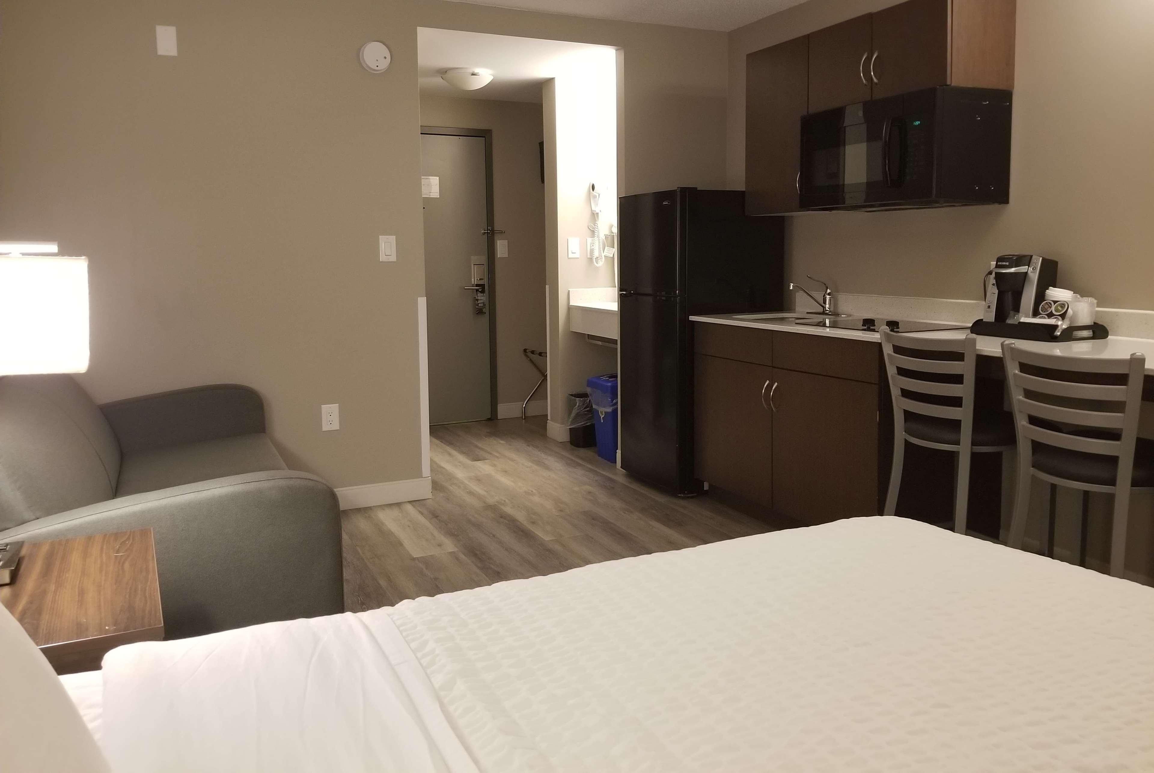 Super 8 By Wyndham Winnipeg West Экстерьер фото