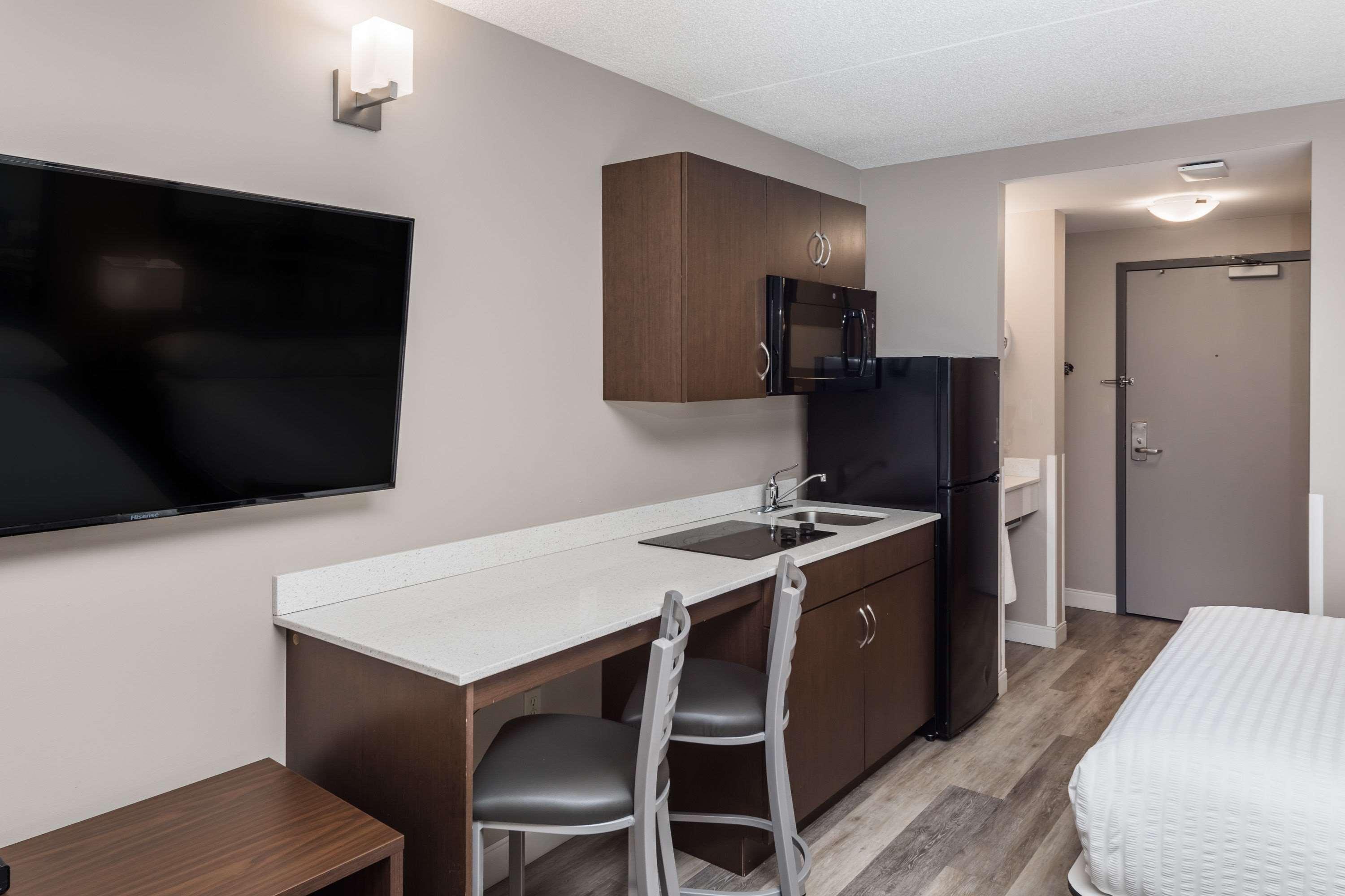 Super 8 By Wyndham Winnipeg West Экстерьер фото