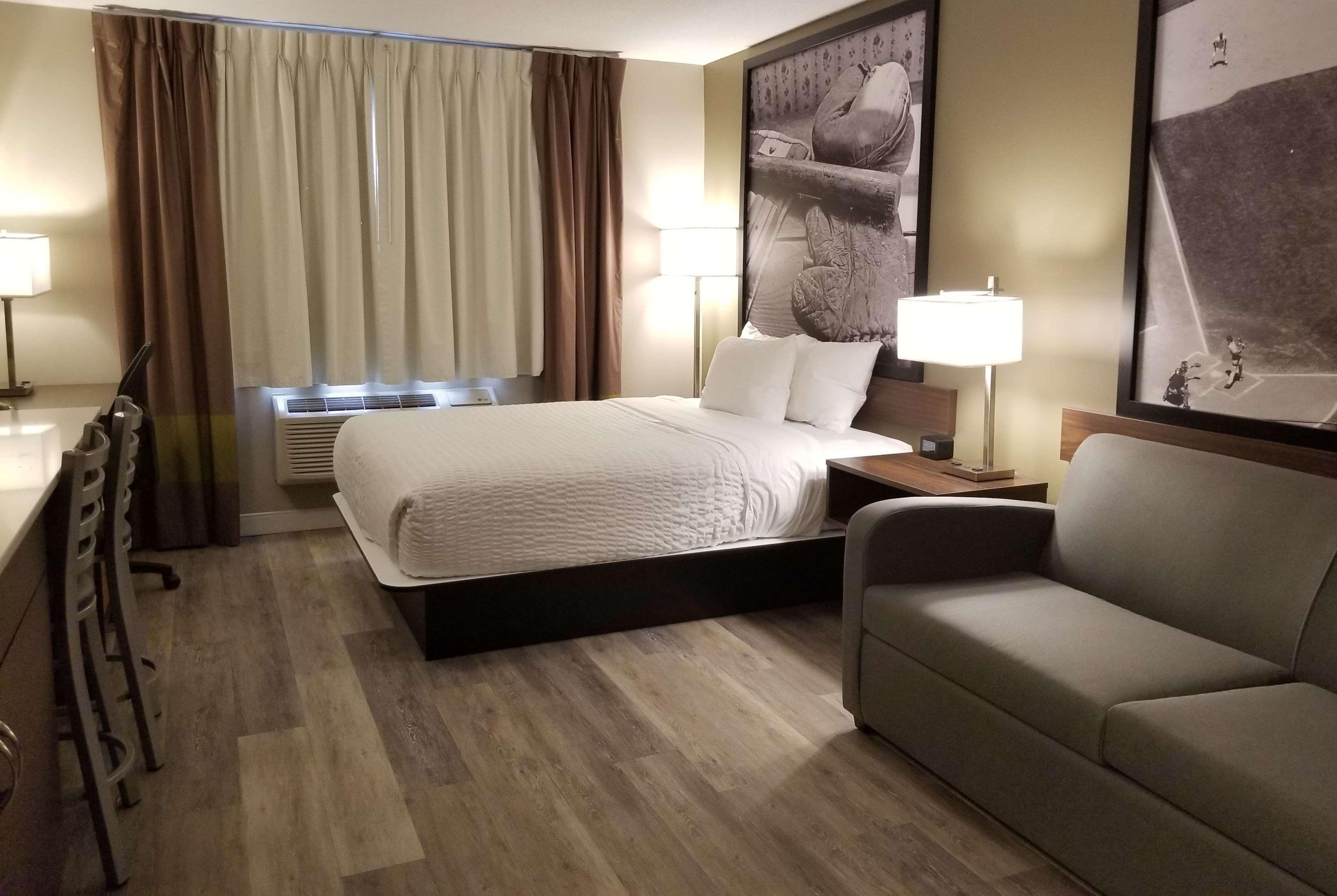 Super 8 By Wyndham Winnipeg West Экстерьер фото