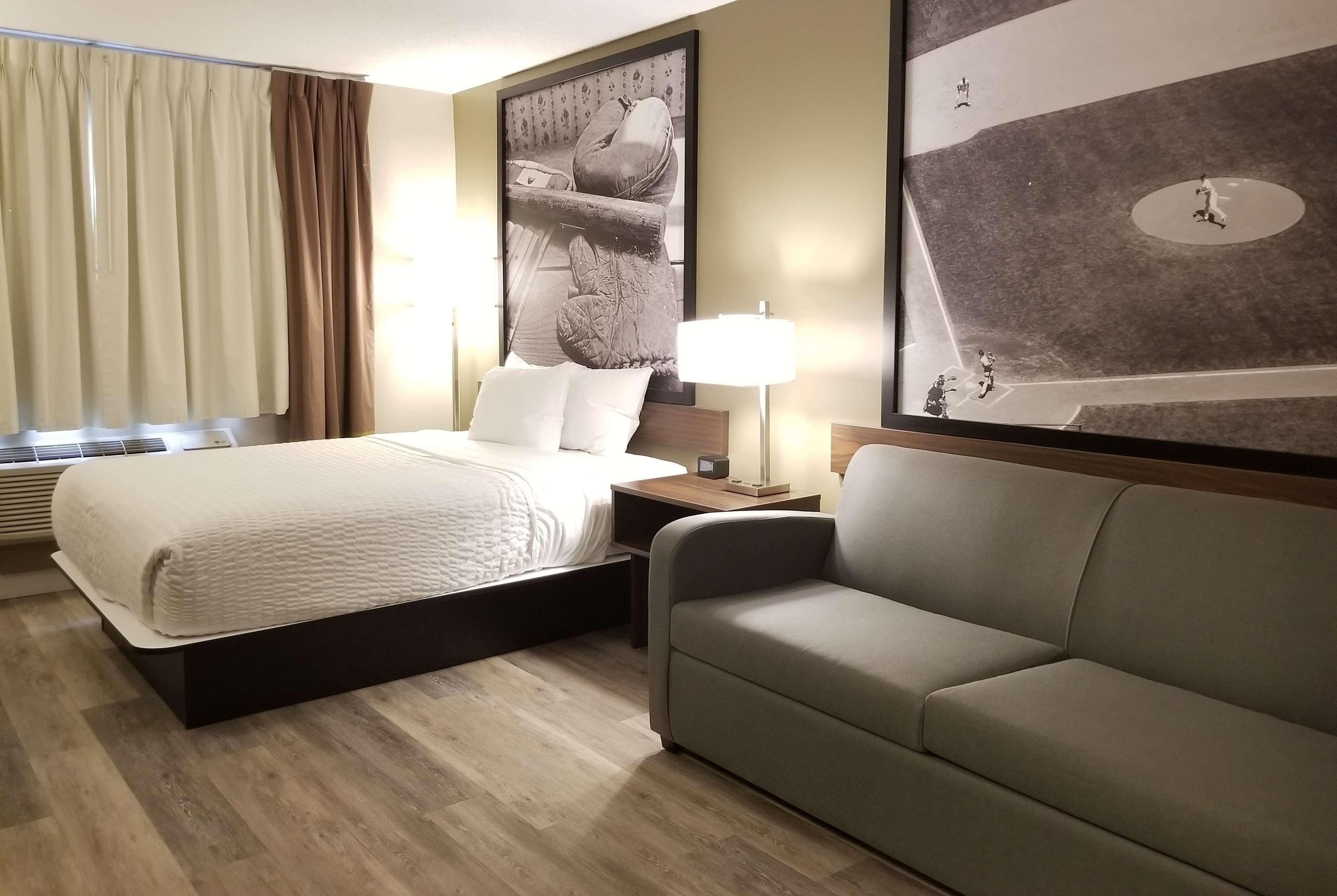 Super 8 By Wyndham Winnipeg West Экстерьер фото