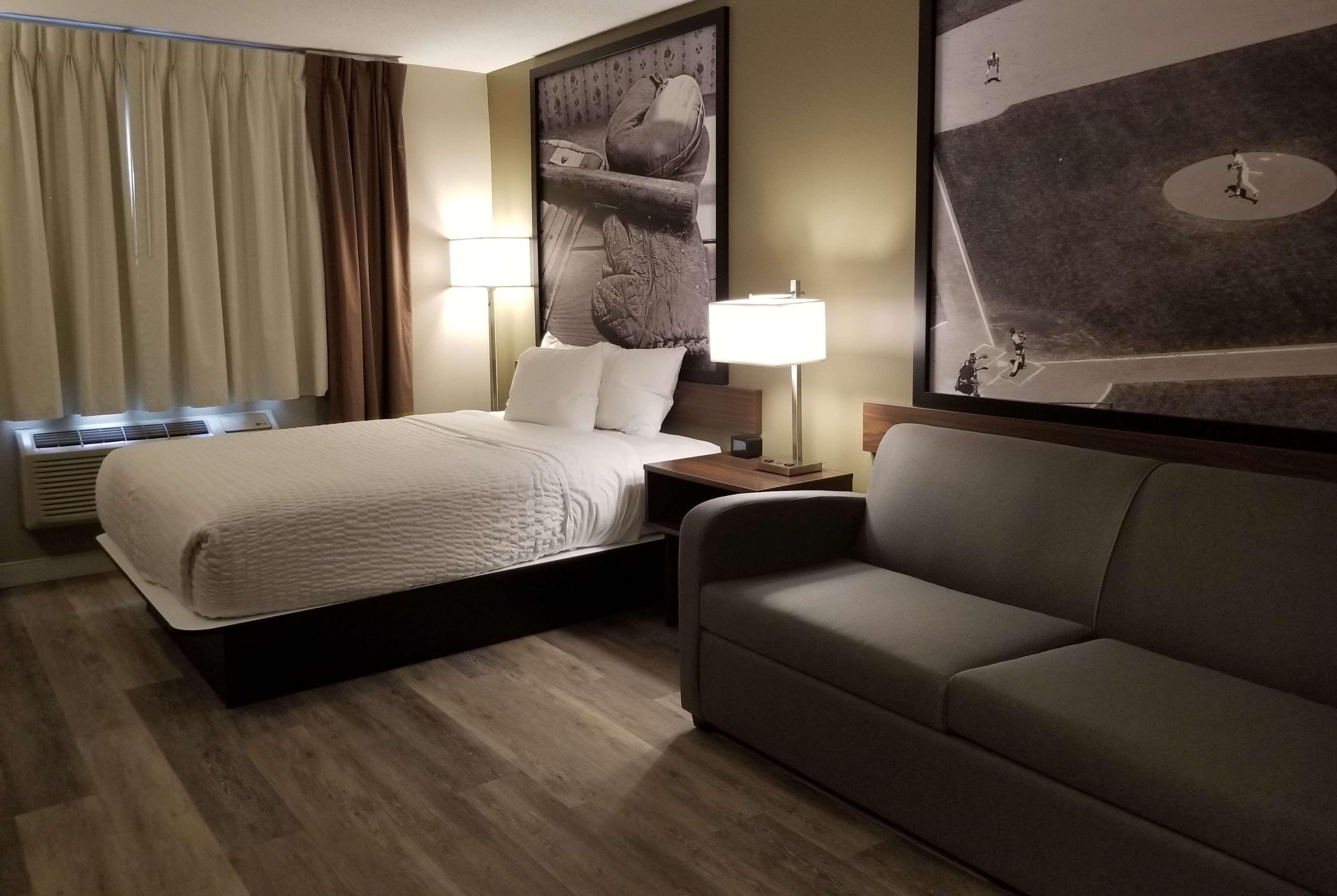 Super 8 By Wyndham Winnipeg West Экстерьер фото