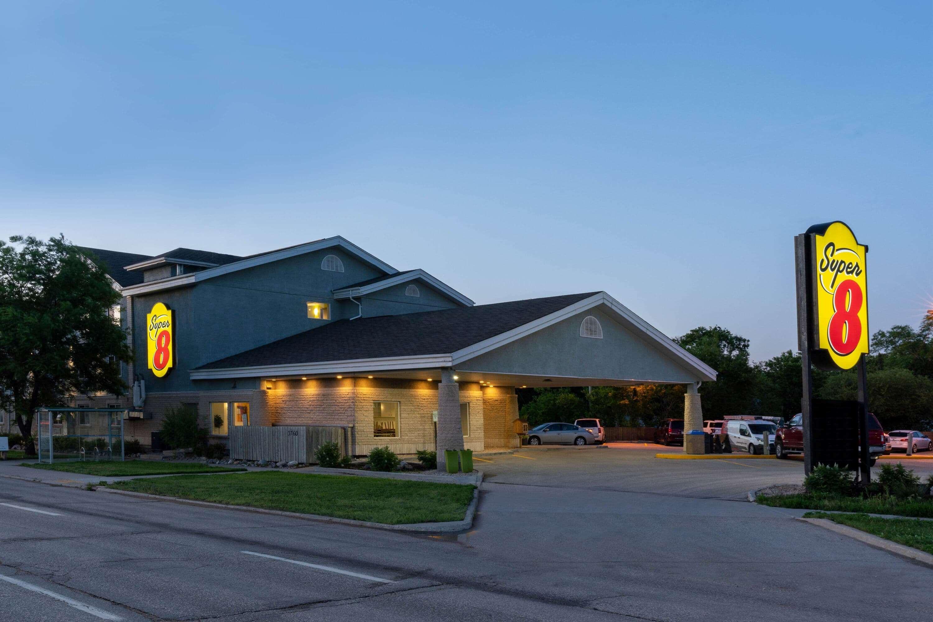Super 8 By Wyndham Winnipeg West Экстерьер фото