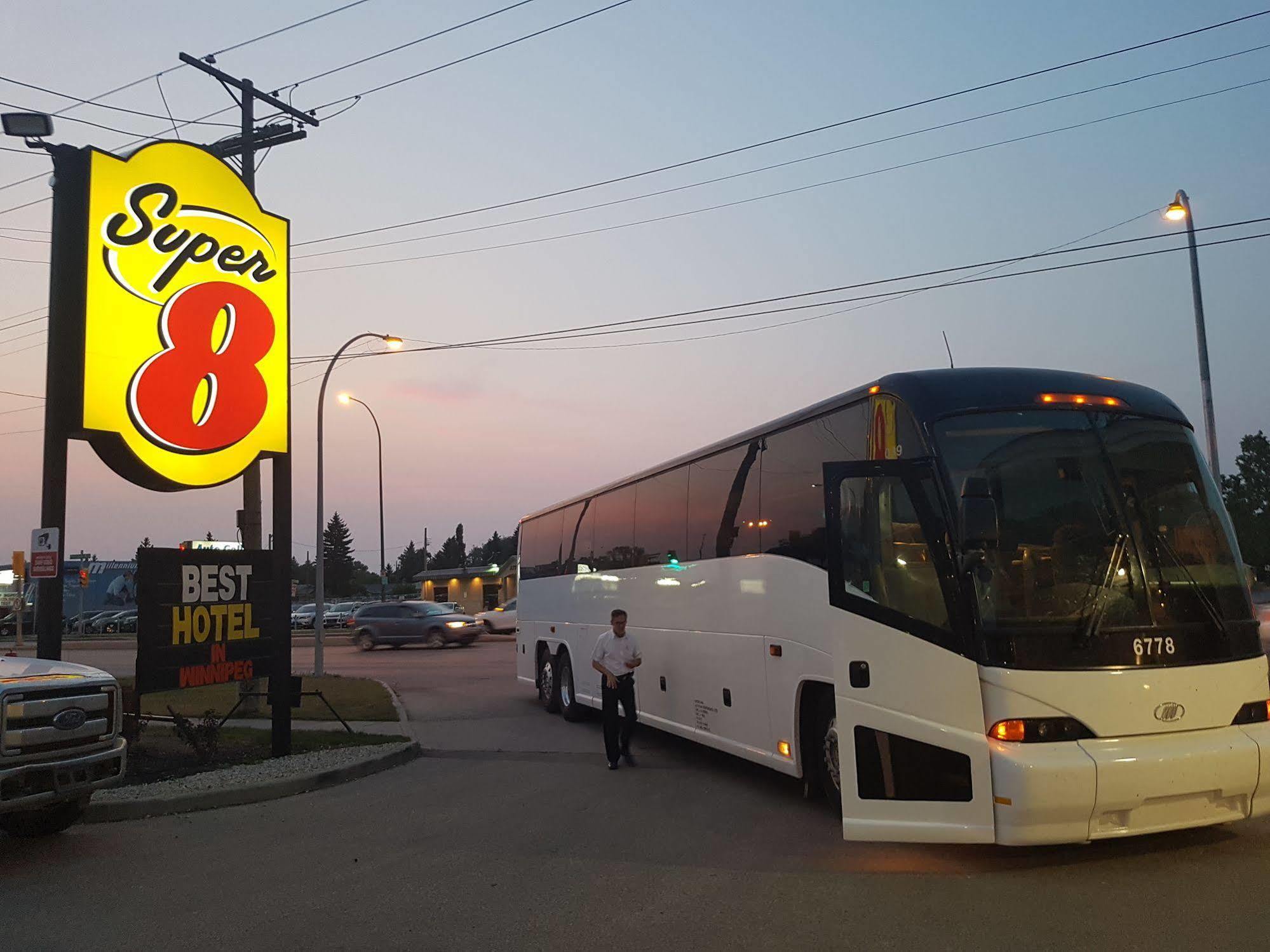 Super 8 By Wyndham Winnipeg West Экстерьер фото