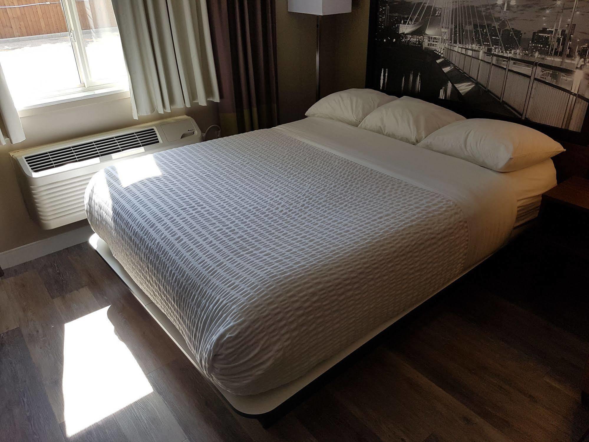 Super 8 By Wyndham Winnipeg West Экстерьер фото
