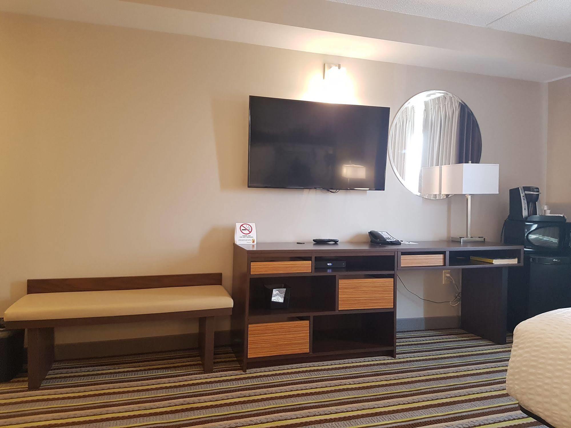 Super 8 By Wyndham Winnipeg West Экстерьер фото