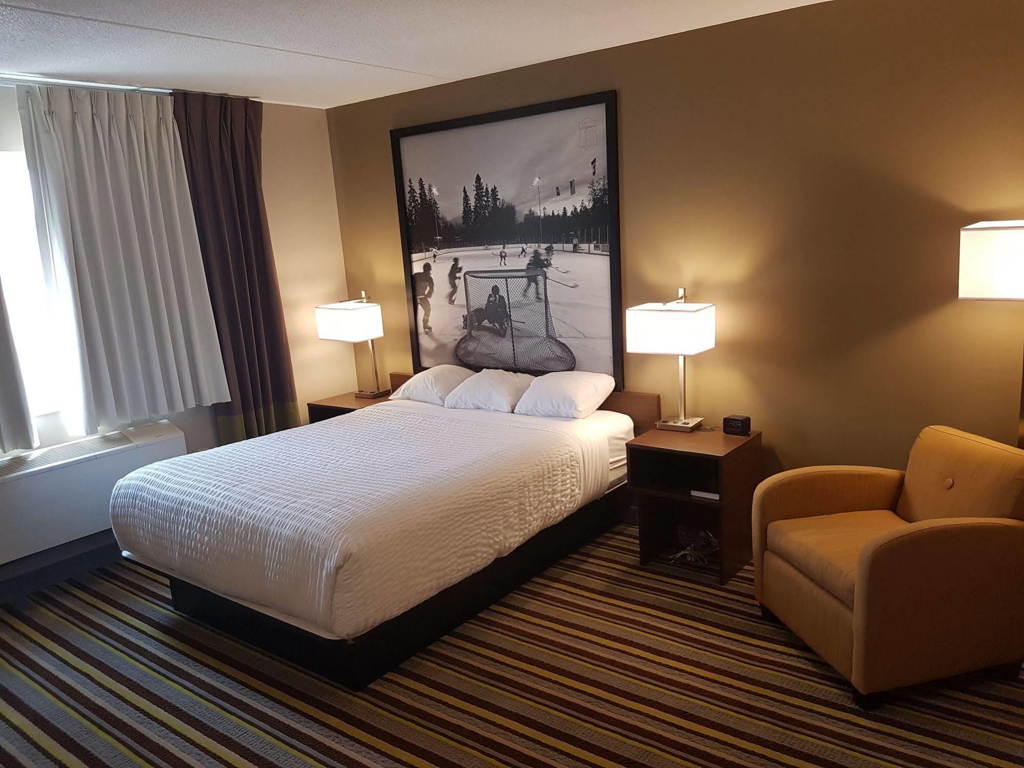 Super 8 By Wyndham Winnipeg West Экстерьер фото